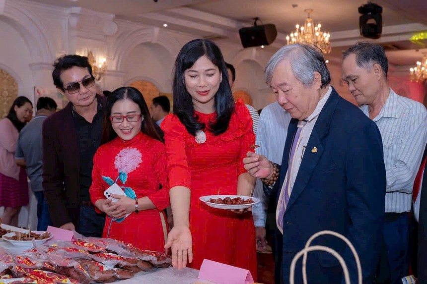 Một chủ thể OCOP Bình Dương giới thiệu sản phẩm đến người tiêu dùng