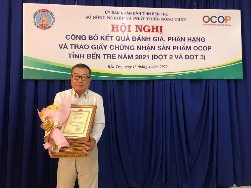 Tuổi xế chiều, thời điểm nhiều người chọn nghỉ ngơi, an hưởng bên gia đình, con cháu, ông Nguyễn Công Trí lại nỗ lực khởi nghiệp với mỹ phẩm từ tinh dầu dừa