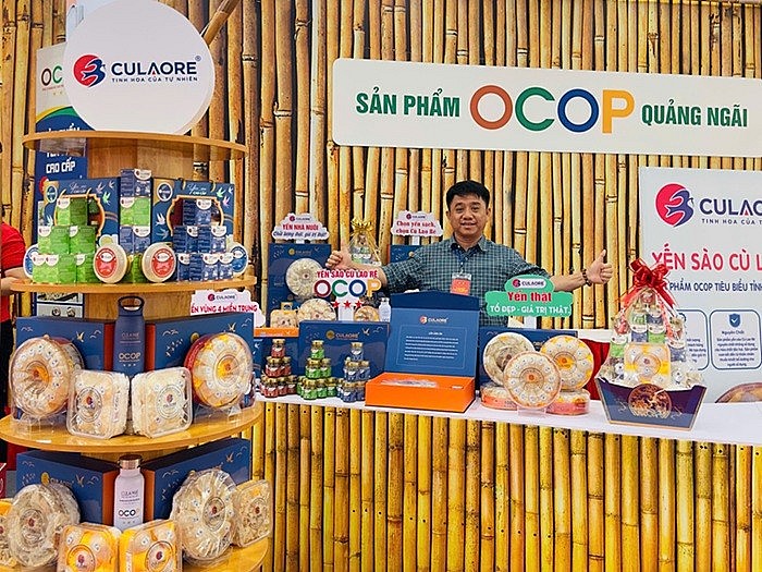 Không chỉ điều hành doanh nghiệp, ông Phan Thanh Tùng còn đảm nhận vai trò Ủy viên Ban thường vụ, kiêm Chi hội trưởng Chi hội Yến sào Quảng Ngãi, trực thuộc Hiệp hội Yến sào Việt Nam (VSFA)