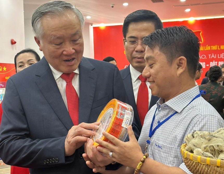 Ông Phan Thanh Tùng giới thiệu sản phẩm đến Phó thủ tướng Thường trực Nguyễn Hòa Bình