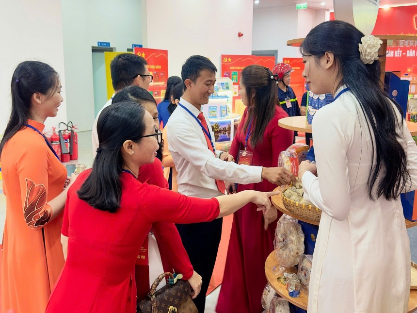Khách hàng tham quan, trải nghiệm sản phẩm yến sào của Công ty TNHH XNK Yến sào Cù Lao Ré