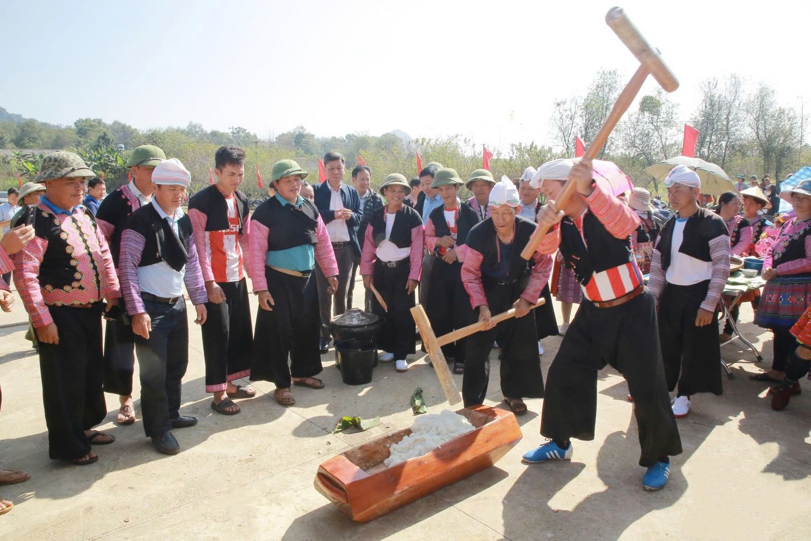 Những nét văn hóa truyền thống đặc sắc được đồng bào dân tộc Mông ở Tà Số bảo tồn và phát huy. Những nét văn hóa truyền thống đặc sắc được đồng bào dân tộc Mông ở Tà Số bảo tồn và phát huy.